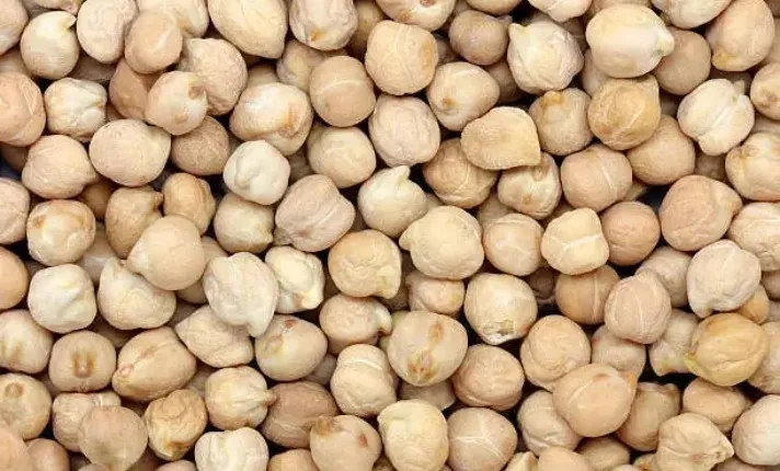 Raw Kabuli chickpeas, large and beige legumes